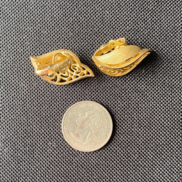 Trifari Patterned Gold Leaf Clip On Earrings - Picture 7 of 7